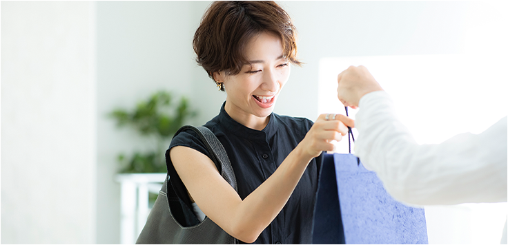 プレゼントを受け取る女性